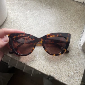 Solglasögon  - Använda en gång