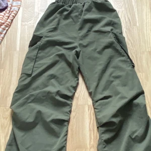 Green baggy pants  - Säljer baggy gröna byxor. De går att justera i ändarna så att de inte hänger under dina fötter. De är lite trasiga på den plats som du bara, men det är knappt märkbart.. 