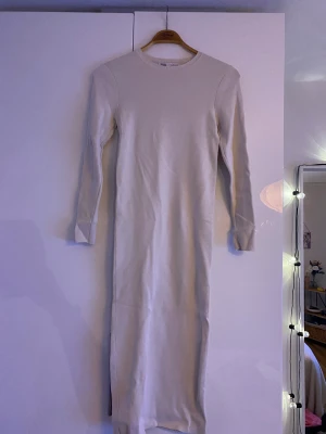 Stickad klänninga - Tjock ”stickad” klänning från zara. Storlek M.