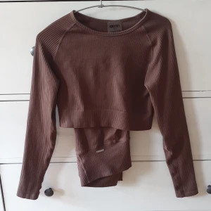 Träningsset  - Ett superfräscht träningset från aimn i nyskick. Tröjan är croppad och byxorna är i ankellängd, färg cappuccino och stl. M