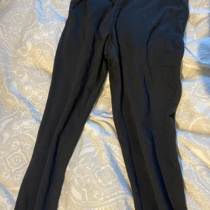 Kostymbyxor  - Säljer dessa kostymbyxorna ifrån Esmara i storlek XS. Förlåt för dåliga bilder men skriv så skickar jag gärna fler.