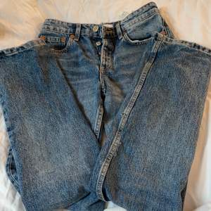 Hej, säljer zaras midrise jeans i storlek 32! Små hål längst benet men inget som syns, ett hål är ihop sytt (väldigt små hål) kolla de två sista bilderna 