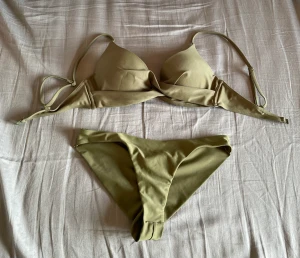 Bikiniset - Säljer detta Bikiniset från Nelly där endast överdelen är använd💕, toppen är 70D men skulle säga att den är mindre. Underdelen är i storlek S och har en scrunch. Pris kan diskuteras☀️