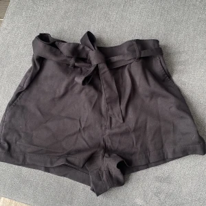 Shorts - Svart shorts med knytning i midjan 