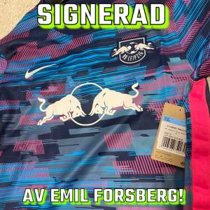 Säljer en Leipzig 3rd matchtröja signerad av Emil Forsberg via 7Elvn Sverige. Först till kvarn!!