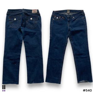 True Religion Jeans 540 - 💜Model: Julie 💜Tag: w31 💜Waist: 34cm 💜Inseam: 65cm 💜Outseam: 88cm 💜Leg opening: 17cm 💜Flaws: avklippta längst ner