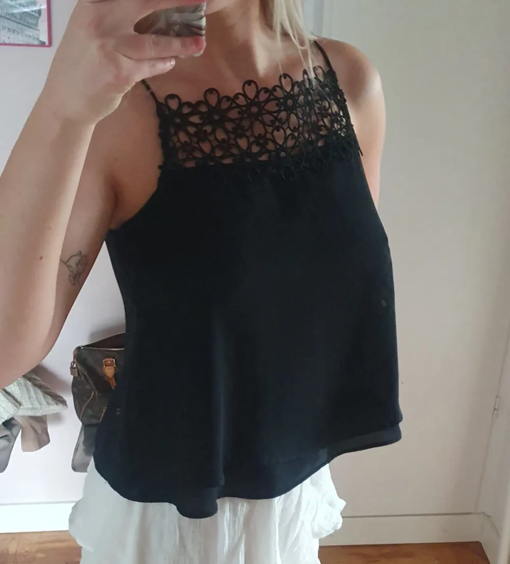 ♡ Size XS (Im a size small with D cup and fits well)   ♡ Great condition (Tiny tiny tiny stain on front upper bust but its hardly noticable) . Toppar.