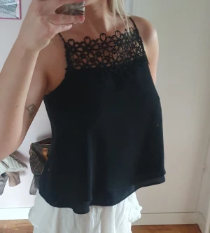 Black Detail Tank - ♡ Size XS (Im a size small with D cup and fits well)   ♡ Great condition (Tiny tiny tiny stain on front upper bust but its hardly noticable) 