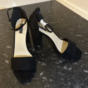 Svarta klackaskor - Oanvända klackskor i storlek 38, från Nelly. Hör av er för mer bilder