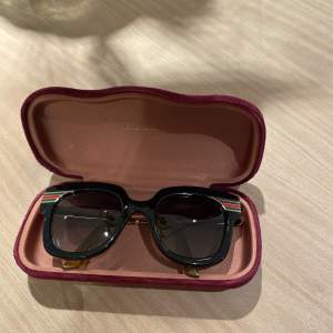 Gucci solgalsögon, köpta för 2 år sedan, i gott skick!🌸 nypris 3800kr