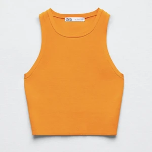 Stickad crop topp - Säljer denna jättefina korta toppen från Zara! Bara testad, annars är den helt oanvänd! Prislapp finns kvar