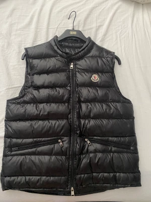 Moncler gui väst - Hej ! Säljer min moncler väst nu perfekt till sommaren och våren! Kan skicka fler bilder vid intresse så de bara höra av sig ! 💕 unisex både till kollar och tjejer. (Passar även S, då jag själv bär stl S ) 