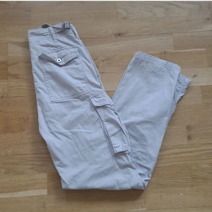 "🤎Bershka Cardgopants stl 34🤎" - Bershka Cardgopants i beige, storlek 34! Typ helt nya o oanvända🙌🏻 Hög midja<3 Ny pris 600!