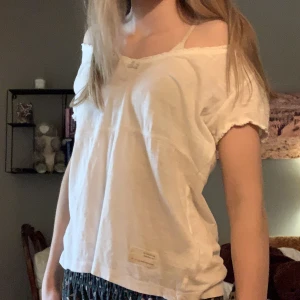 odd molly topp - Odd Molly-topp jag köpt second hand. Hittar ingen storlek men tycker den är lite stor på mig som har xs. Supersöt i ett tunnt flowy material, inte särskilt genomskinlig. Skriv vid frågor eller tryck på ”Köp nu”🩵