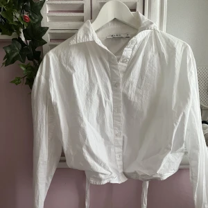 Skjorta med öppen rygg  - Vit skjorta med öppenrygg. Använd rätt mycket men har inga defekter. 