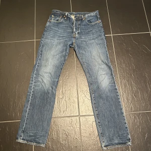 Levis 501 mörkblå - Jättebra skick  30/32 herrmodell