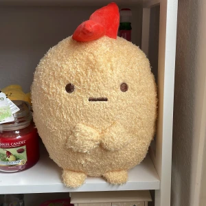 Sumikko gurashi - Storlek ca 35-40cm, den är i nyskick då den enbart varit på min hylla, originell sumikko köpt i Japan 