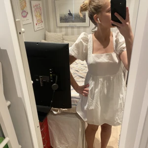 Klänning - Jätte fin klänning som är perfekt till sommaren!🤍