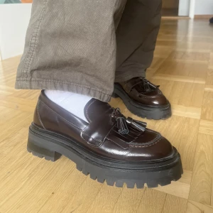 Loafers från & other stories - Coola loafers. Aldrig använda eftersom de var för stora för mig. Nypris 1200kr