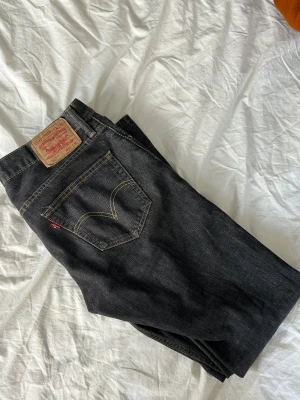 Lågmidjade bootcut jeans - Säljer nu mina Levis jeans. Dom är i super bra skick och passar för en 36/38. Säljer dess pgd av att dom jag blivit lite för små. Dom har super fin pass form och långa ner till.