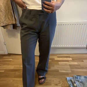 Kostymbyxor  - Grå kostymbyxor! Passar mig som är en S/M