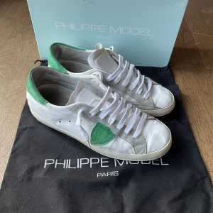 Philippe model skor - Säljer mina feta Philippe model skor då de inte passar mig. De är i ett bra skick och perfekta till sommaren! Box och påse ingår. Hör av er om ni har några frågor eller funderingar!
