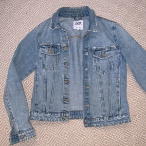 Jeansjacka - Snygg jeansjacka💙💙 knappt använd,  nyskick! 
