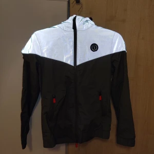 Reflex jacka  - Helt ny sommarjacka från imperial riding. Storlek M men liten i storlek passar mer en liten S Superbra reflex!  Hund finns i hemmet   Nypris 1229:- 