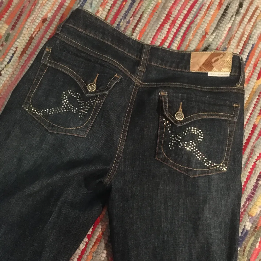 Mörkblåa vintage jeans, lågmidjade. Märket är rocawear men storleken framgår dessvärre inte. Jag skulle säga att dom sitter som en S, då dom är insydda från insidan på båda sidorna av låren av tidigare ägare (Skriv för bilder). Köpta på beyond retro dyrt💝. Jeans & Byxor.