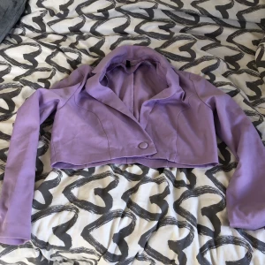   kavaj - En lila kavaj i storlek xs 