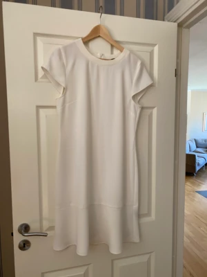 Stylein, klänning, stlk M - Fin, cremevit klönning från Stylein, storlek medium.