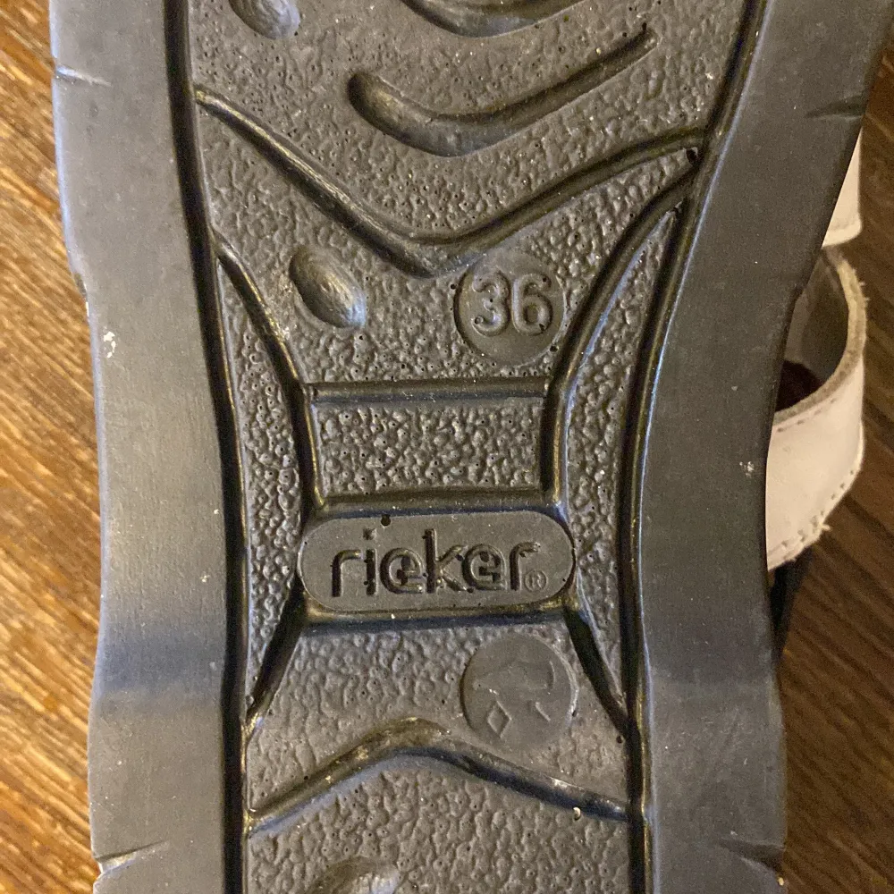 Supersöta sandaler från Rieker. Jättesköna och ”ingådda” 90s sandaler, köpt second hand. Säljer då jag tror det passat bättre i någon annans sommargarderob 😍. Skor.
