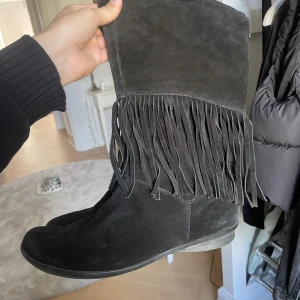 Cowboy boots - Svarta cowboyboots utan klack i storlek 42. Inköpta second hand så vet ej märket.