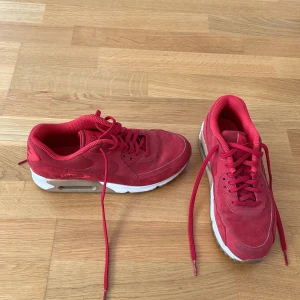Röda nike skor - Knappt använda, smuts som går bort med enkel rengöring. Storlek 37.5