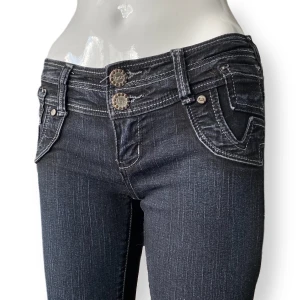 Lågmidjad Skinny Jeans  - Från Touch Me, storlek 28? Passar dockan som brukar använda XS. Lös sömm syns på sista bilden. ⚠️MÅTT!: Lågmidjad Midjebredd 35cm, höftbredd 40cm, grendjup 18cm & innerbenslängd 79cm. 