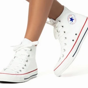 Vita converse - Säljer helt sprilland nya converse. ALDRIG använda. Säljer de för 450kr