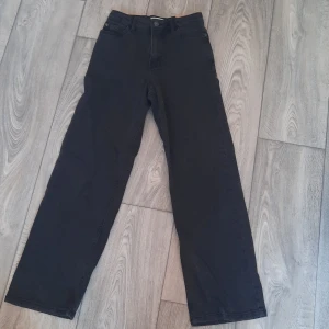 Sköna jeans - Jeansen är helt oanvände och jag säljer de då dem inte passade. Jättefina å stilrena byxor och skulle säga att de matchar med storleken. I detta pris ingår frakt. Endast 175 om ni kan mötas upp. 