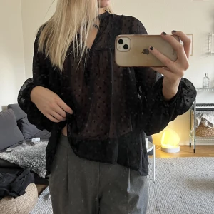 Prickig mesh svart blus - Prickig lätt seethrough blus. Lätt oversized