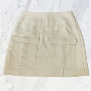 ⭐️Beige Sjol/kjolar ⭐️ - Beige Sjol 💫 Köpt 1år sedan använd 3gånger, inga skador fin och bra exakt som en ny. Tryck gärna på köp nu men om du har några frågar kan du kontakta mig!🤍 