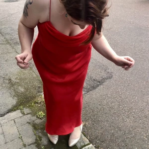 Fantastisk balklänning - En lyxig blåsa i siden till balen med detaljer på bröst och rygg! Strl XL, använd en gång. Se sista bilden för fläckar, två längs bysten och två längs kjolen. Har tyvärr inte tillgång till kemtvätt så kan ej garantera att de går bort.