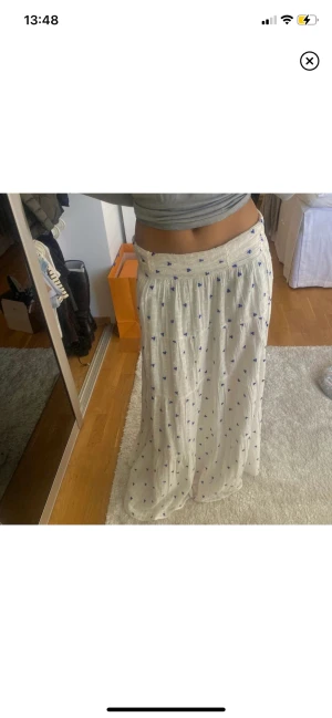Blommig långkjol - Kan bäras som både klänning och kjol😍 aldrig använd, säljs inte på deras hemsida längre💕