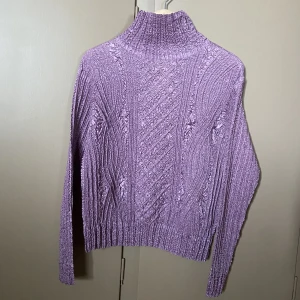 Lilarosa långärmad tröja - Jättefin lilarosa långärmad tröja. Tunt och skönt tyg men inte genomskinlig. Helt oanvänd.