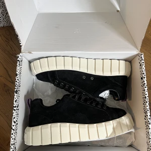 Eytys Odessa - Helt oanvända Eytys modell Odessa i storlek 40!! Kommer i orginalförpackning med skosnöre och dustbag. Nypris 1800kr, pris kan diskuteras💕