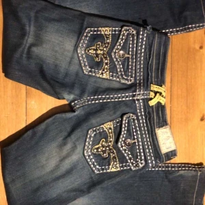 La idol usa - Ett par jätte snygga low waist jeans som jag säljer pågrund av att de aldrig kommer till användning. Passar om man är 160-165 cm skulle jag säga. Jag säljer för 600 om man köper direkt.