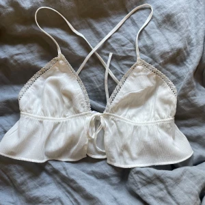 Boho topp bershka - Super söt vit boho topp från Bershka, aldrig använd. Perfekt nu till sommaren.