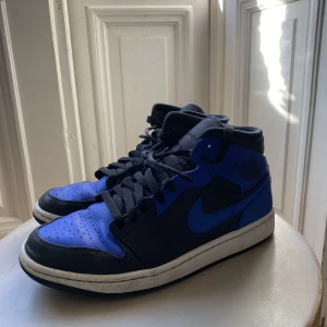 Jordan 1 royal  - Säljer ett par blå jordans. Använt skick men inga flaws! Skriv för fler bilder/frågor! Nypris: 1700 typ