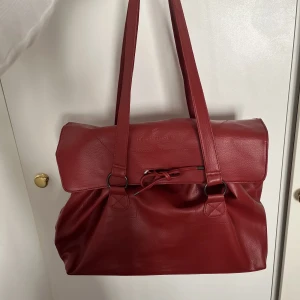 Röd väska - Super fin väska från Daniel Hechter som rymmer mycket! 