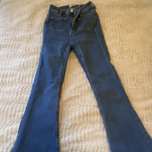 Blå flare jeans  - Flare jeans