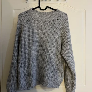 stickad tröja - jätte gullig tröja som blev för liten på mig, råka läggas i torktumlaren så den blev alldeles för liten, det är en strl L men den är nog en S nu!