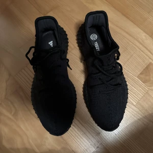 Yeezy 350 v2 black (non ref) - Never used did not fit me so i am selling